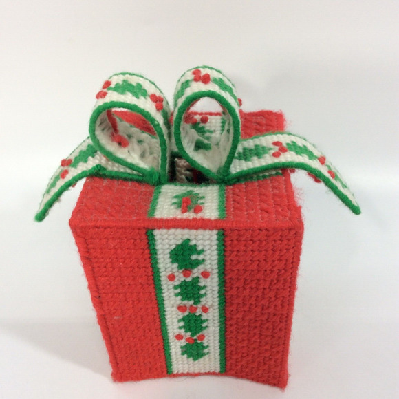 Vintage Plastic Canvas Christmas Gift Tissue Box Cover Holder - Picture 1 of 8